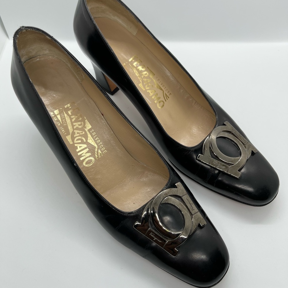 SALVATORE FERRAGAMO leather heels with emblem size 7.5 fits more like a small 7